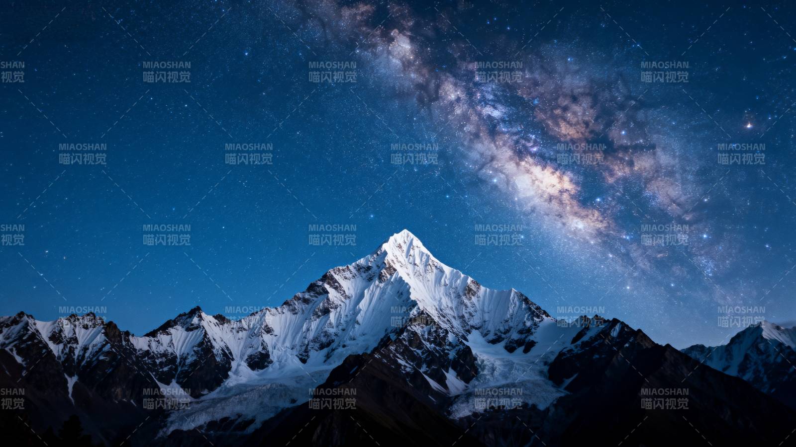 雪山银河夜景图片