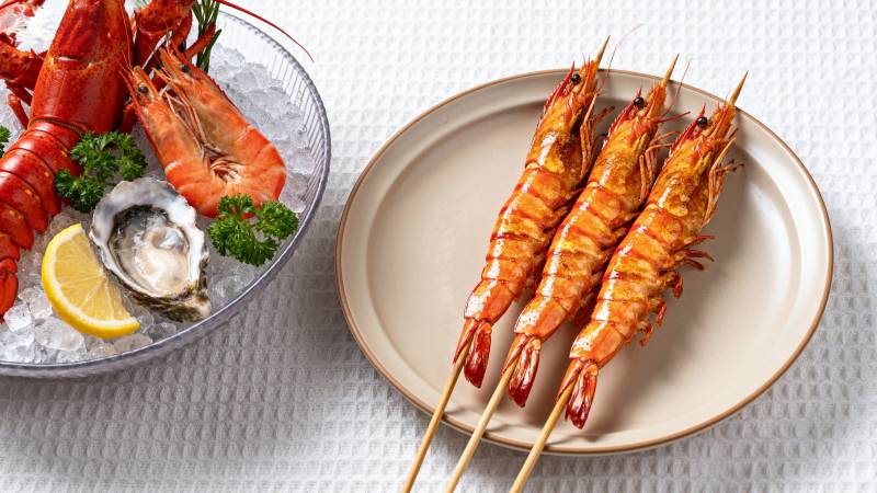 烤虾串与海鲜拼盘图片