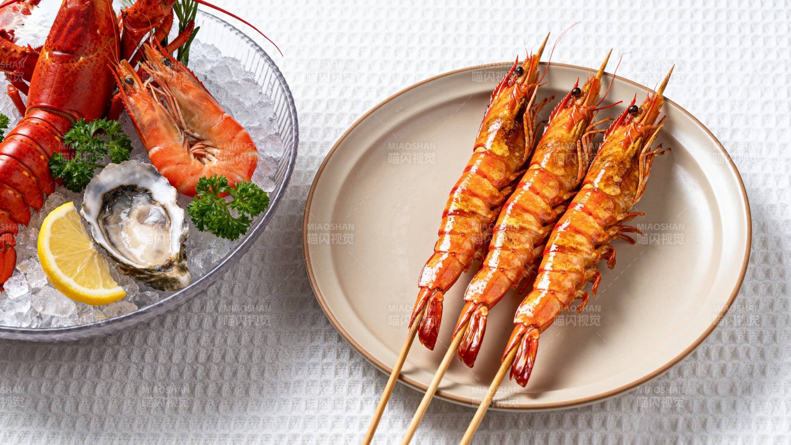 烤虾串与海鲜拼盘图片