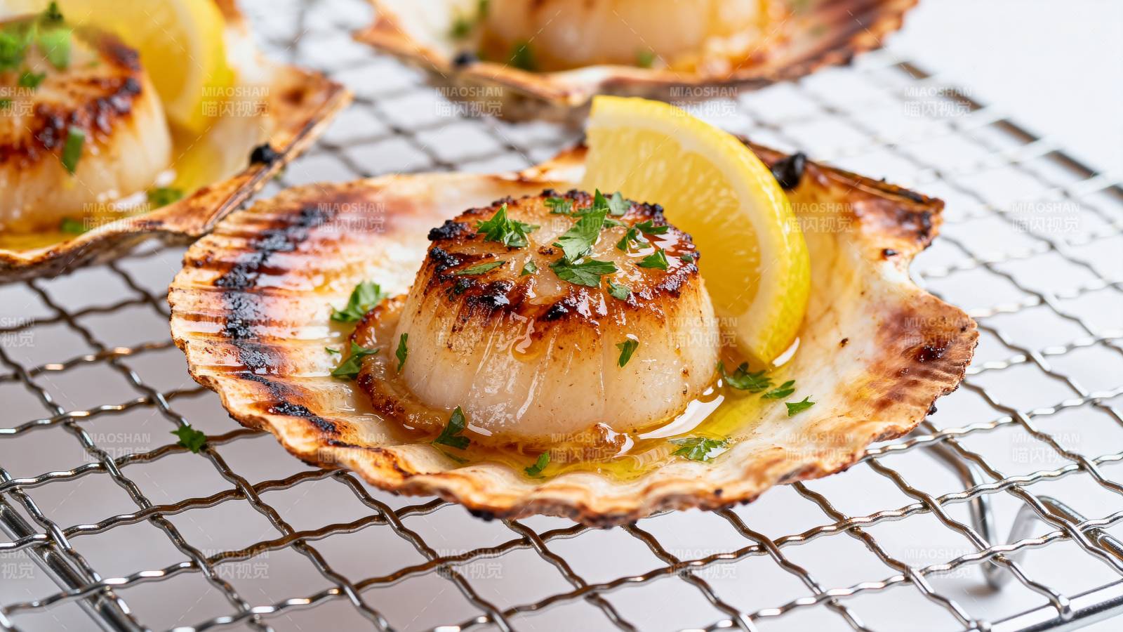 烤扇贝配柠檬图片