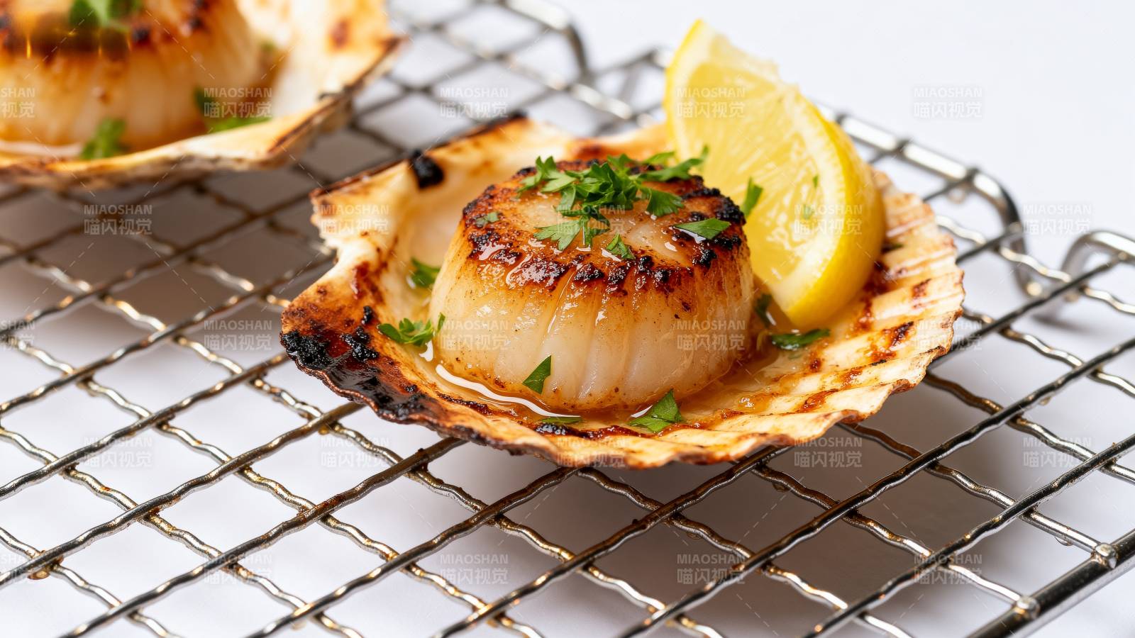 烤扇贝配柠檬图片