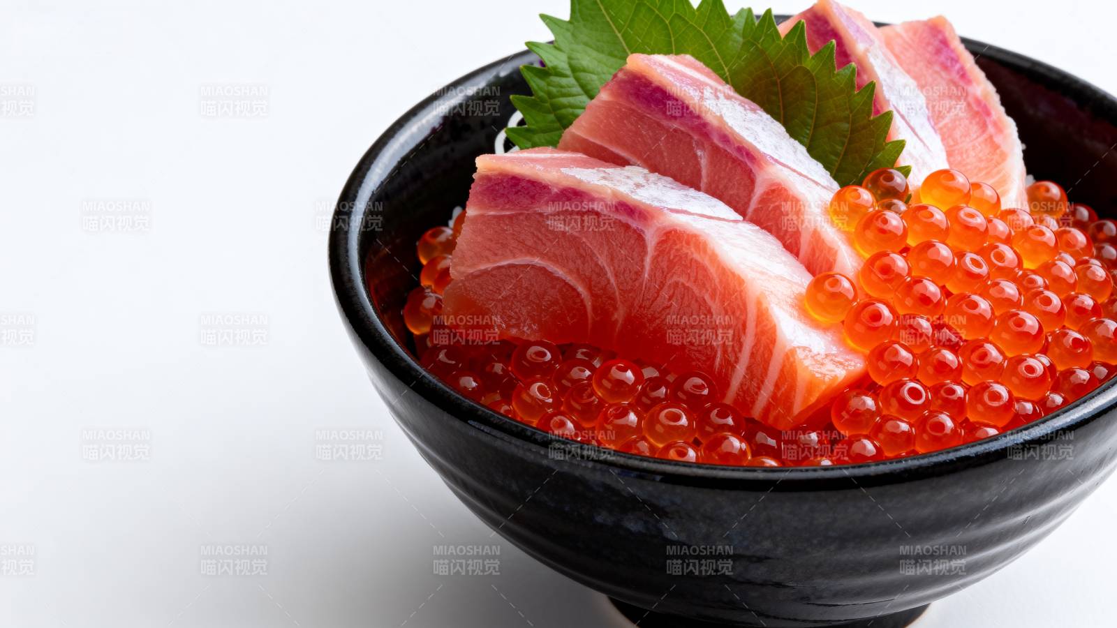 三文鱼刺身配鱼子图片