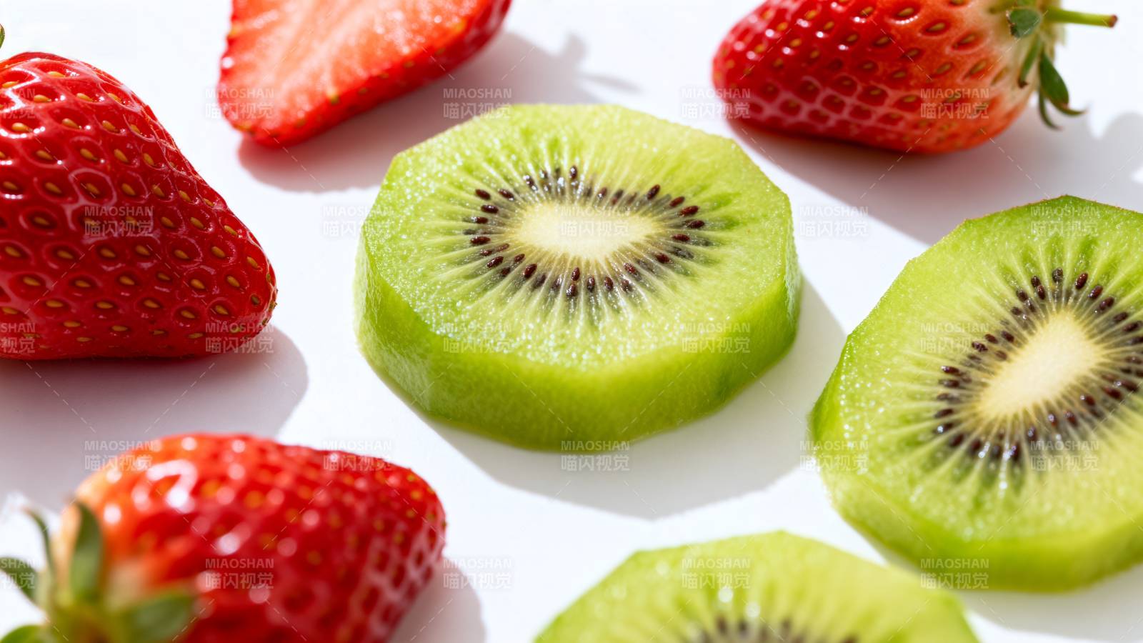 草莓与猕猴桃切片图片