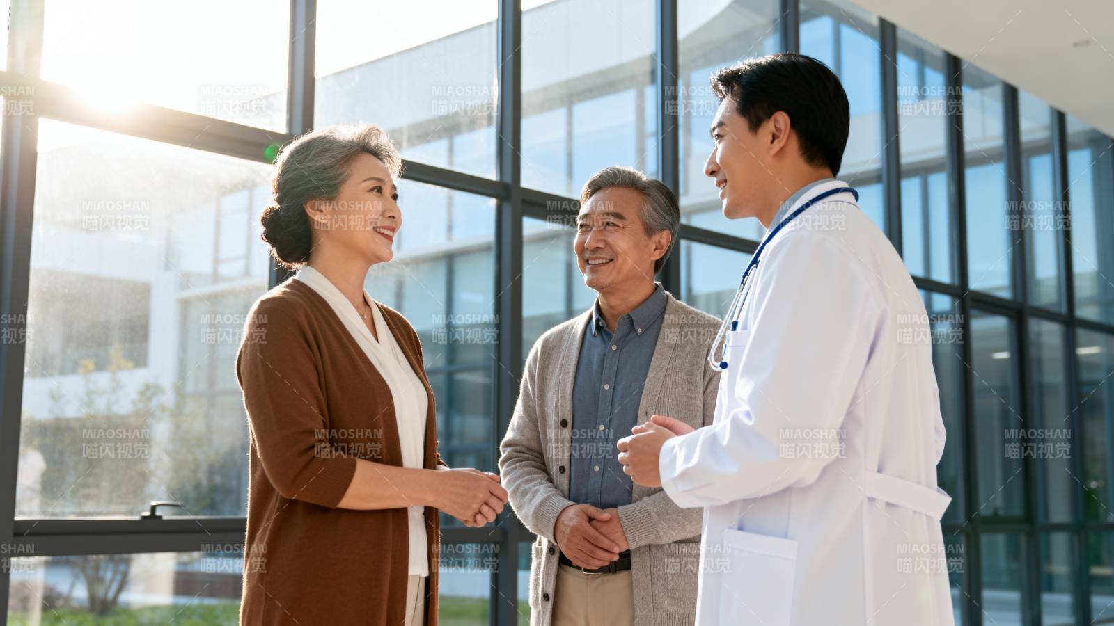 医患交流温馨时刻图片