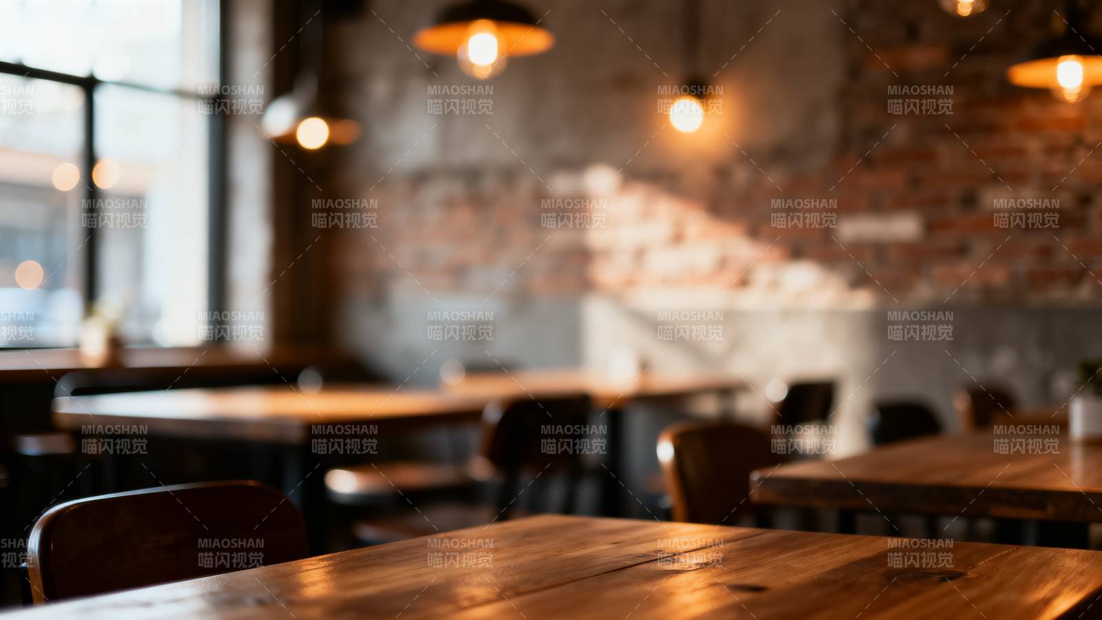 复古风格餐厅木质桌椅图片