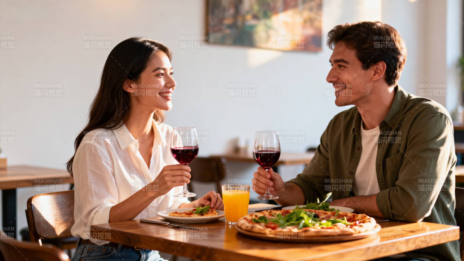 情侣共进浪漫晚餐图片