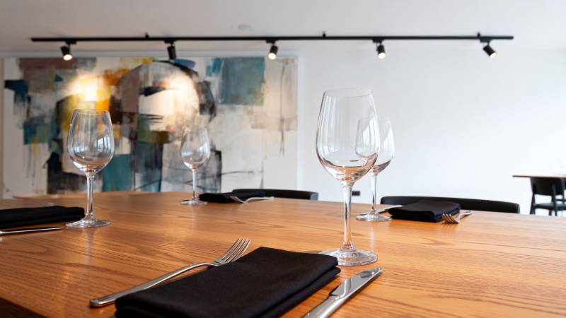 现代餐厅餐桌布置图片