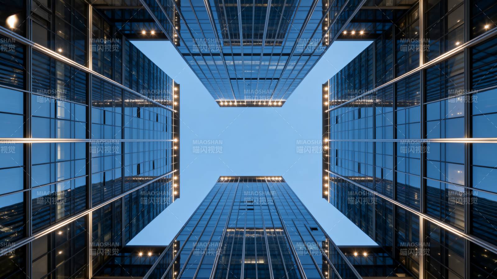 城市天际线的仰视图片