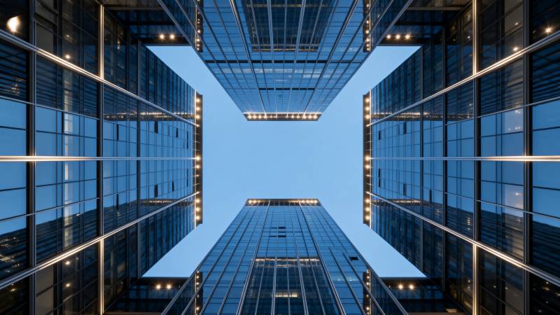 城市天际线的仰视图片