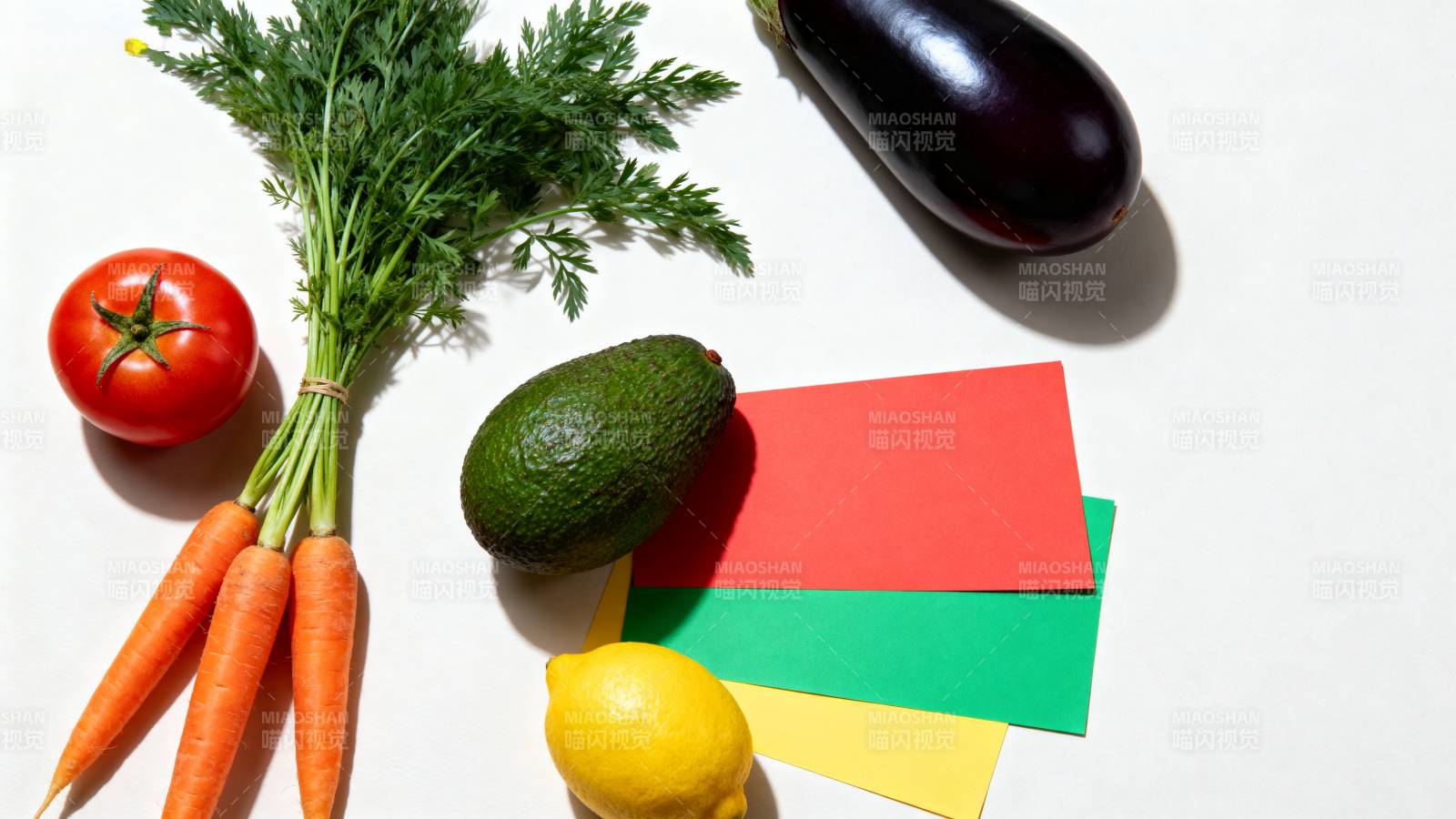 新鲜蔬果与彩纸图片