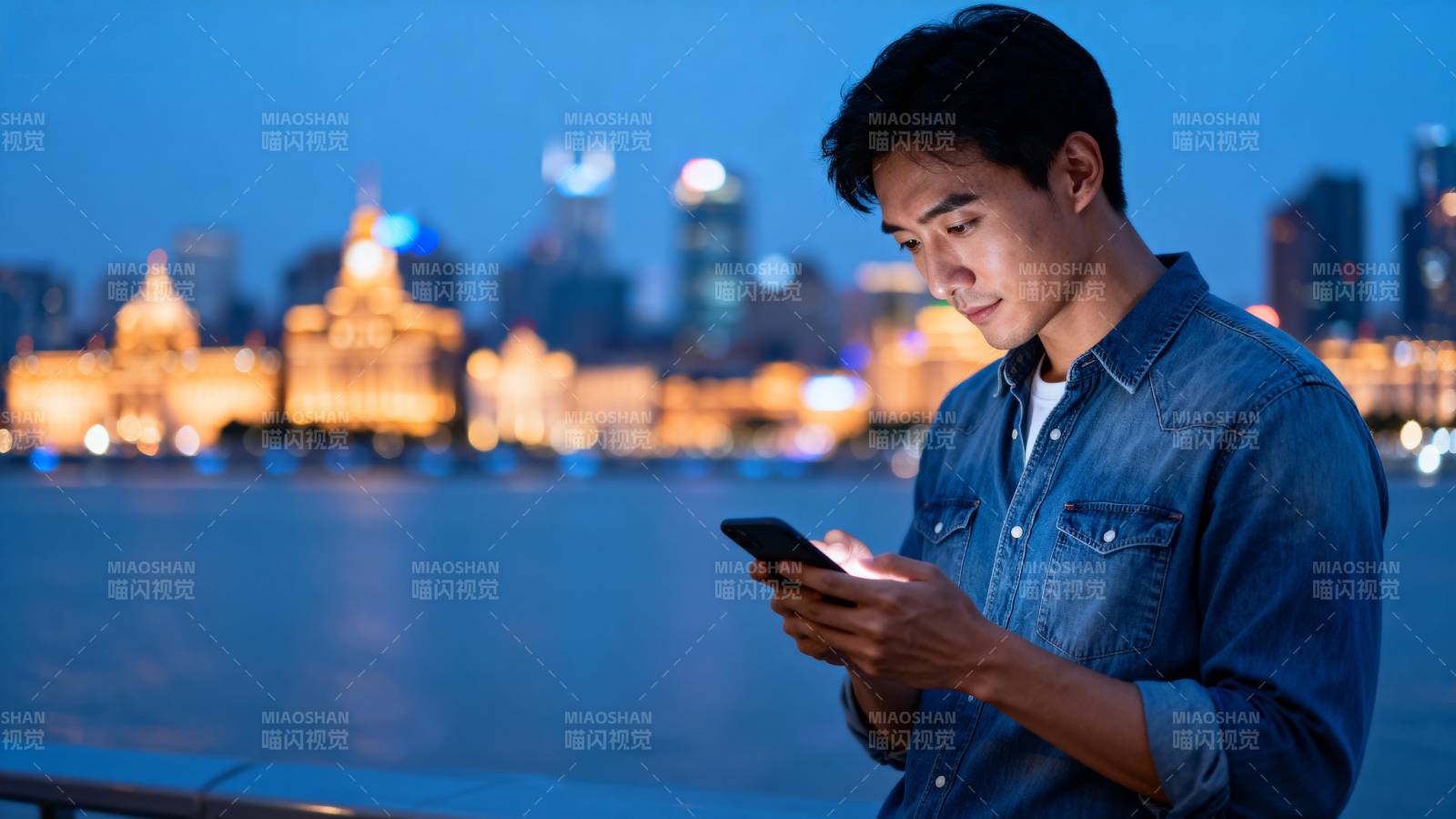夜景中男子看手机图片