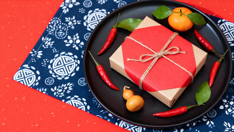 红礼盒伴果椒静置图片