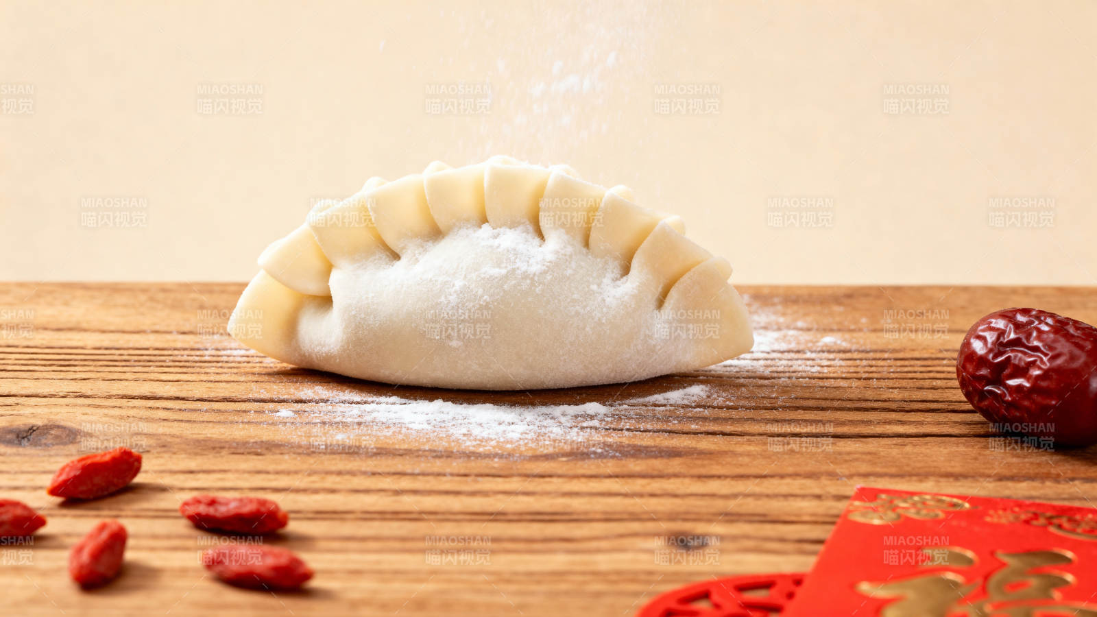 饺子与红枣相伴图片