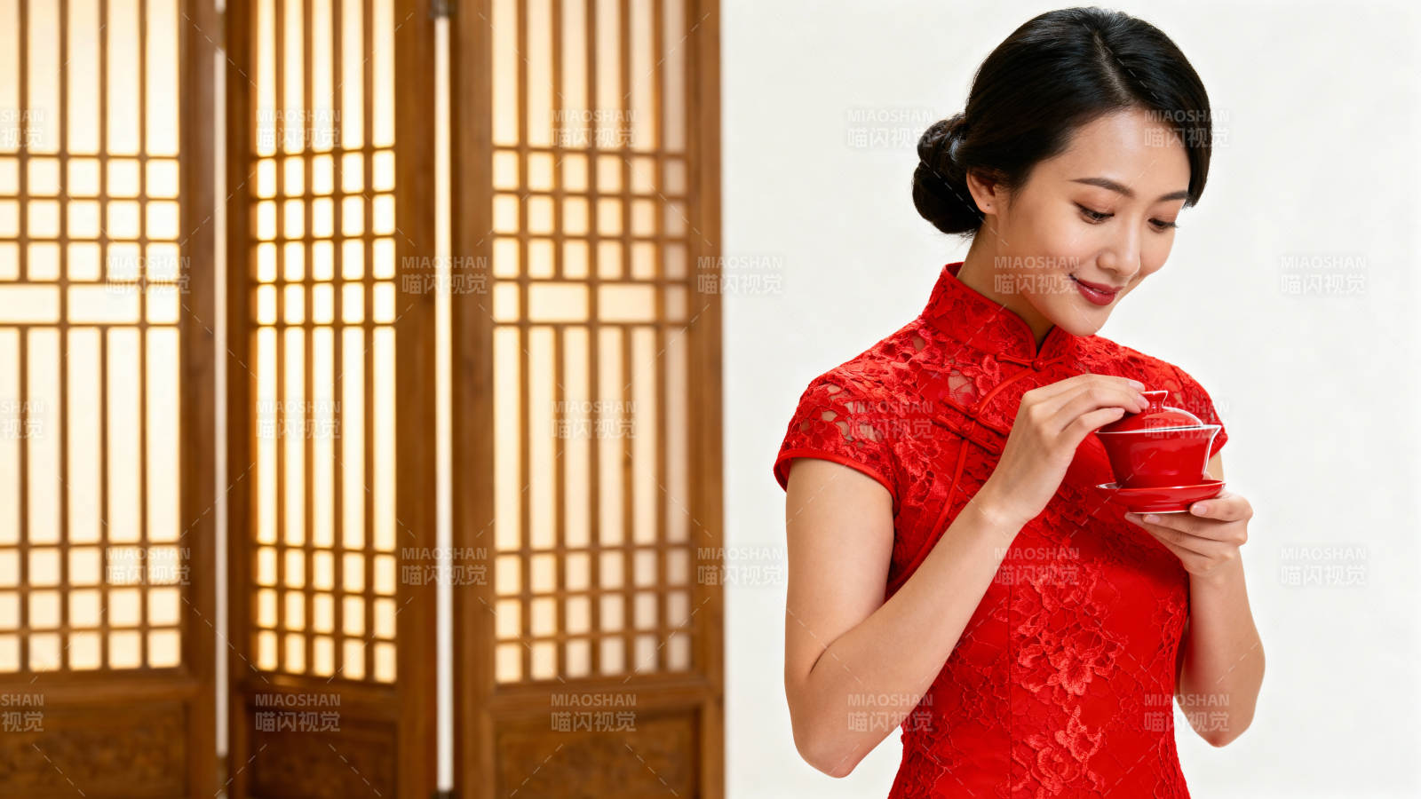 红衣女子品茶图片