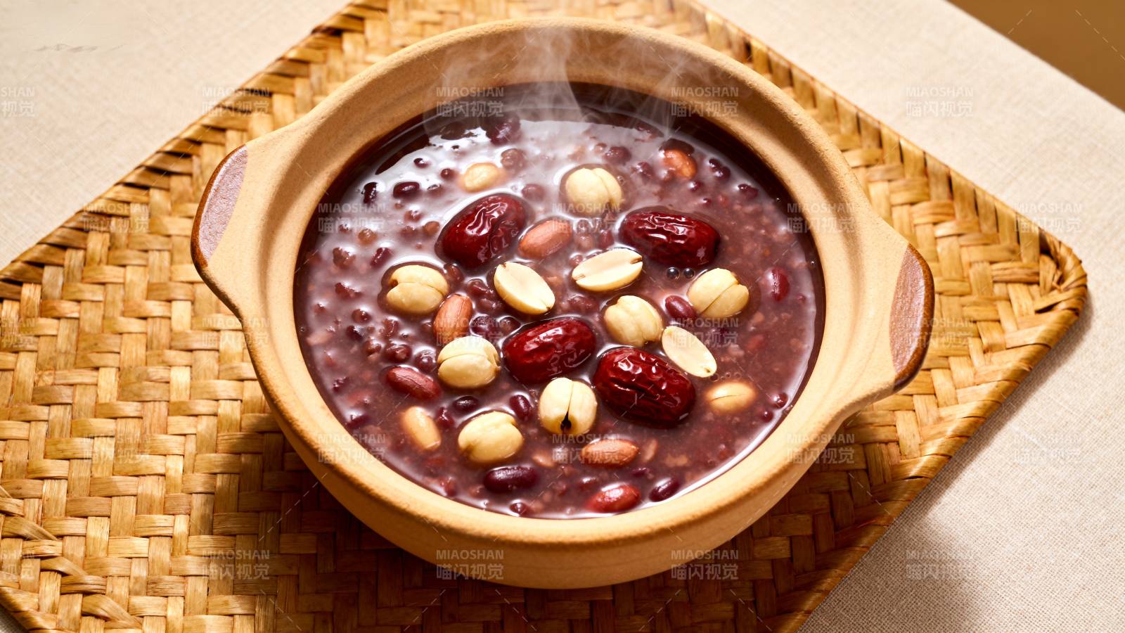 热腾腾的红豆汤图片