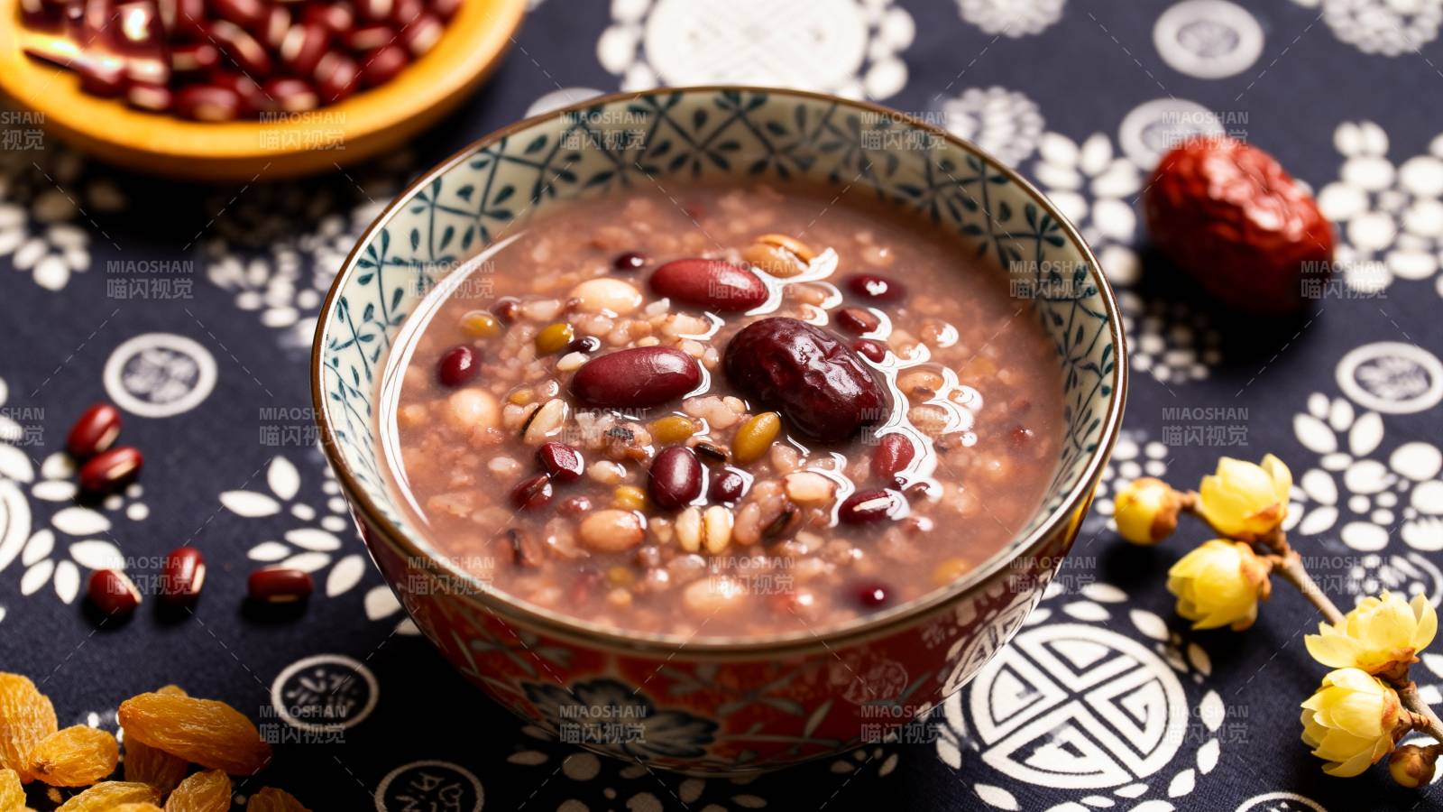 八宝粥盛碗中图片