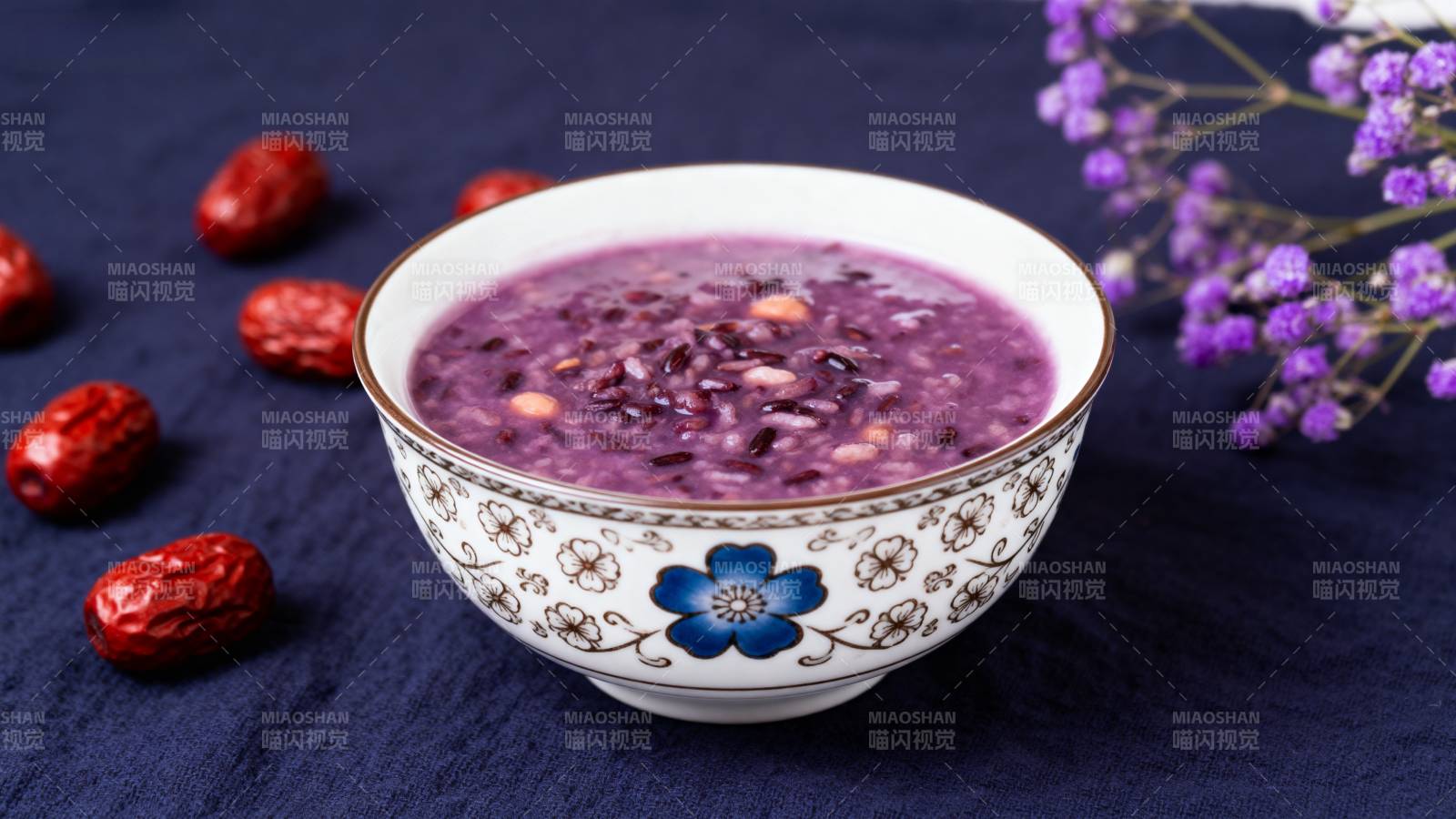 紫薯粥配红枣图片