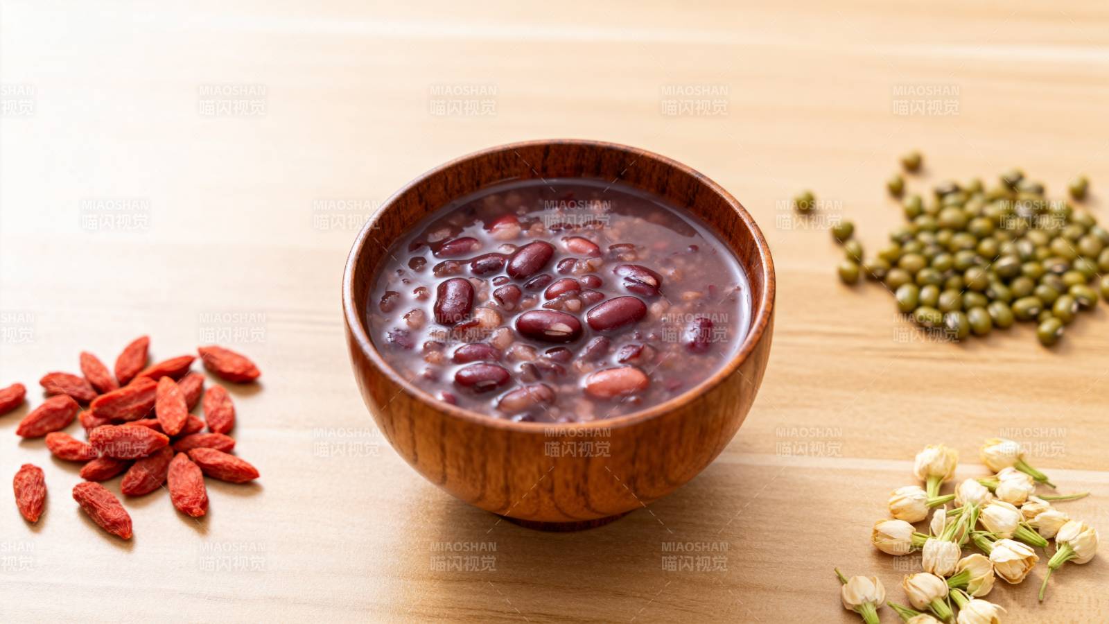 红豆汤配枸杞与豆类图片