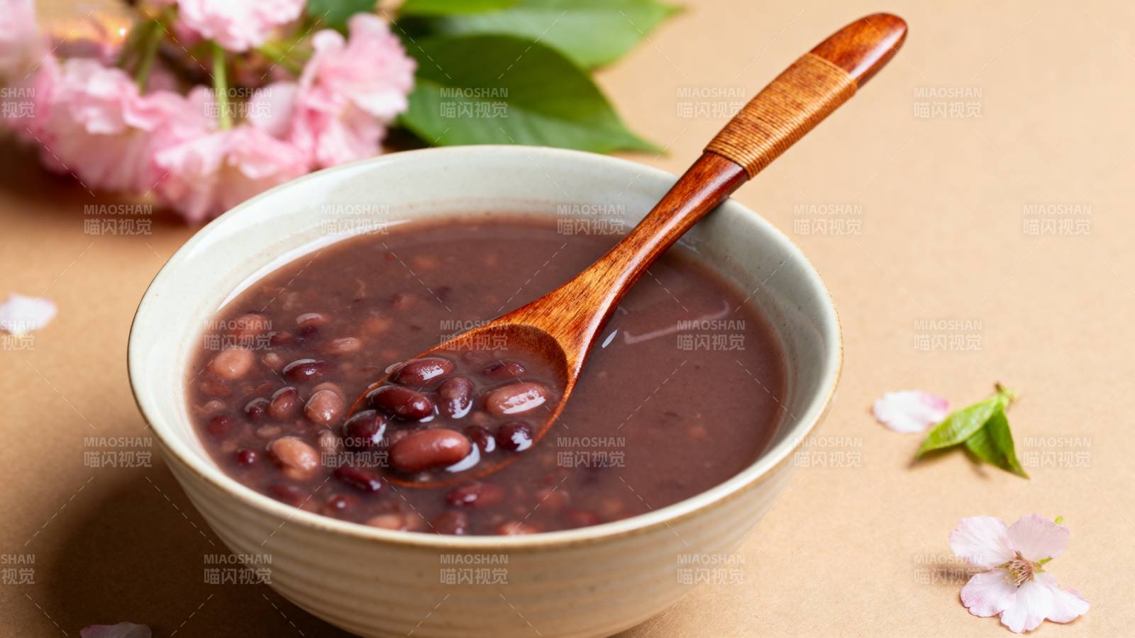 红豆汤配木勺图片