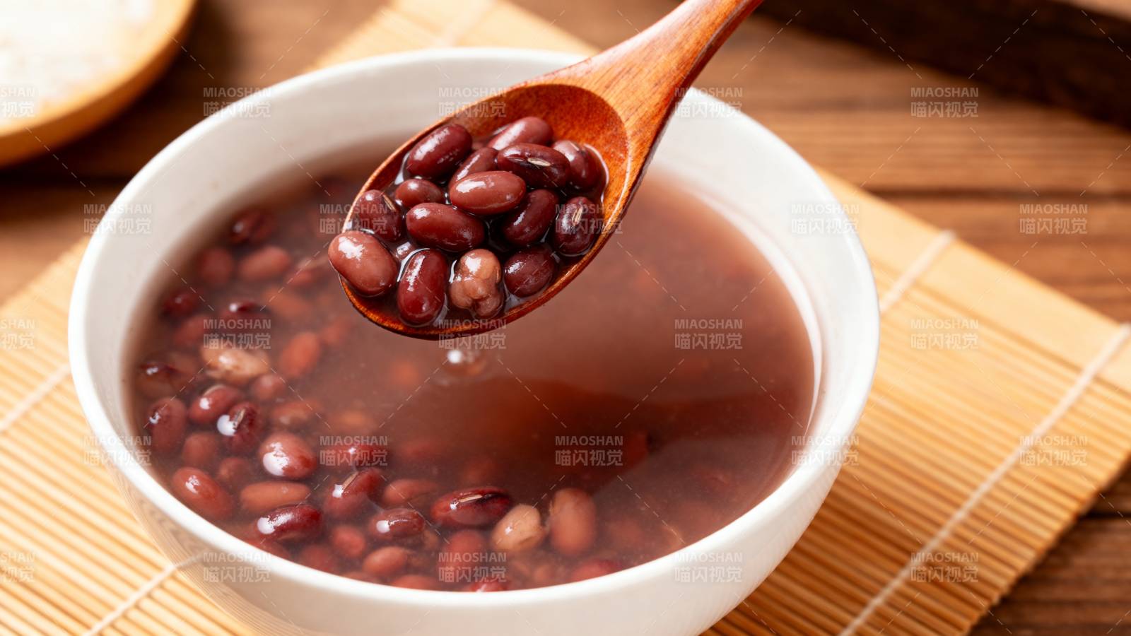 红豆汤盛碗中图片