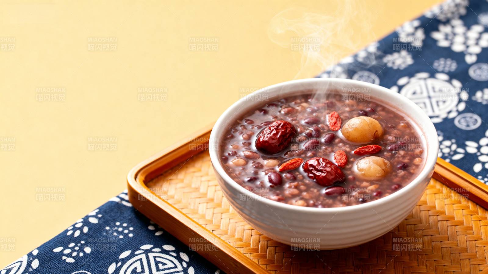 热腾腾的八宝粥图片