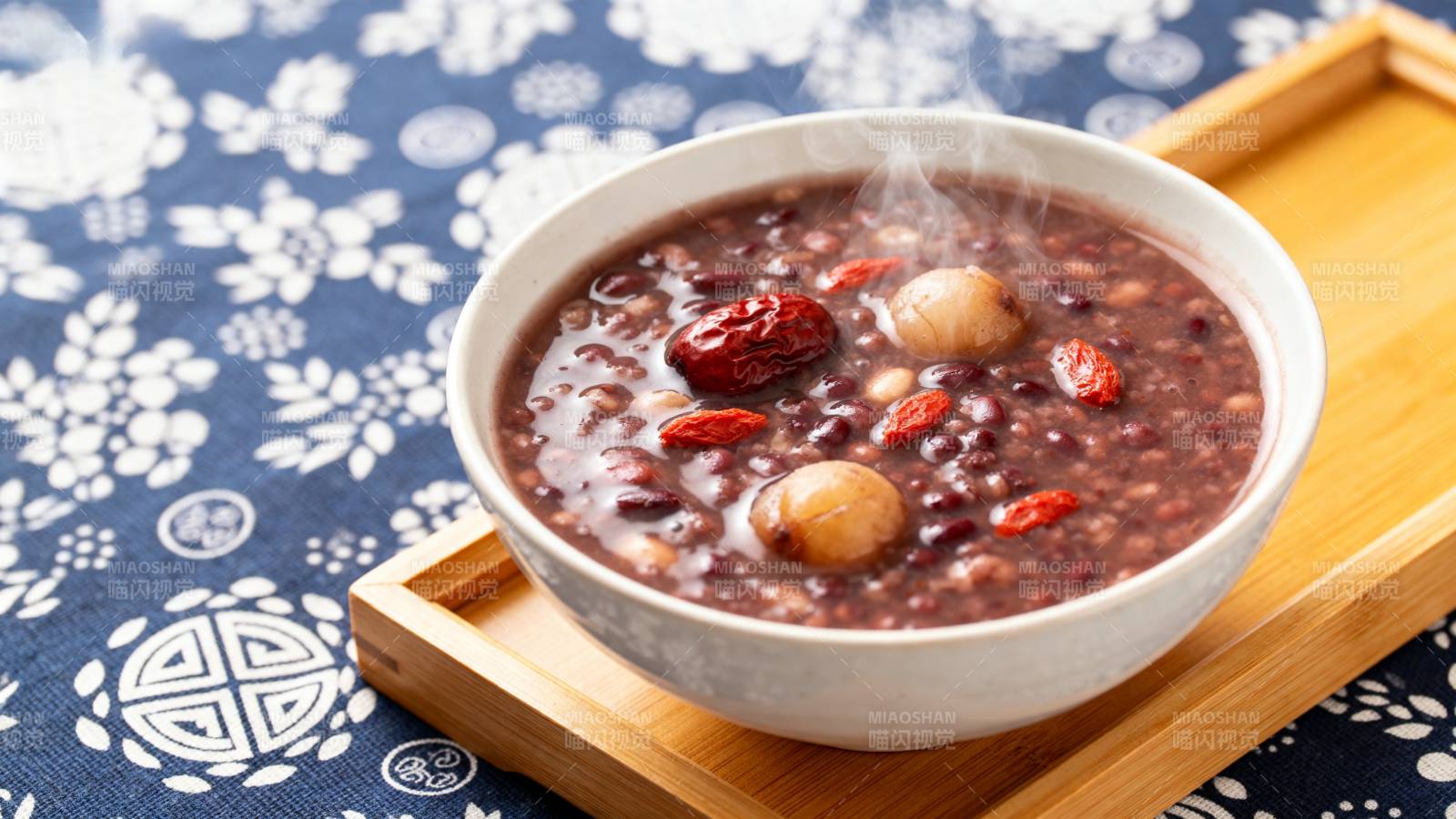 热腾腾的八宝粥图片