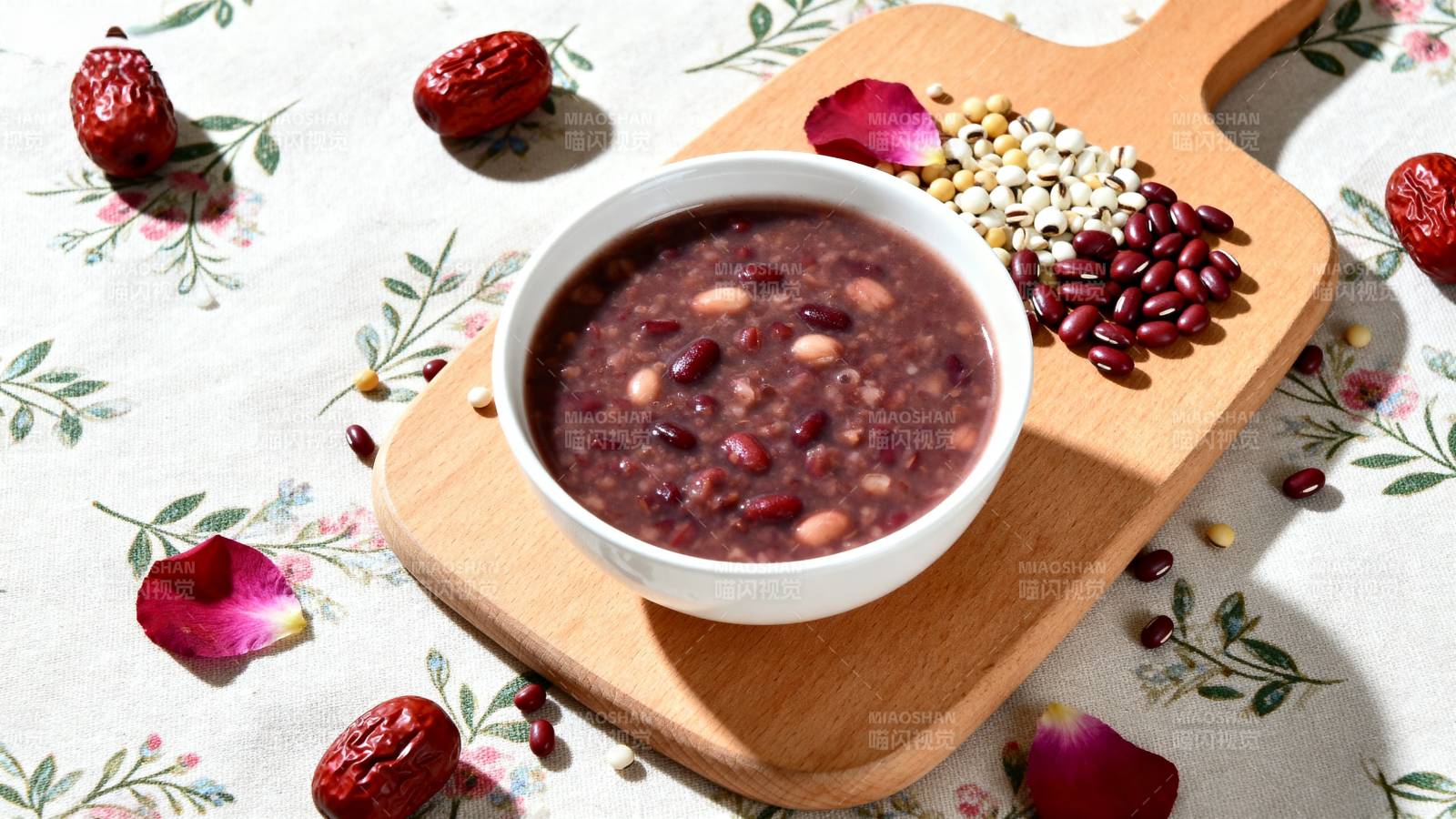 红豆粥配坚果果干图片