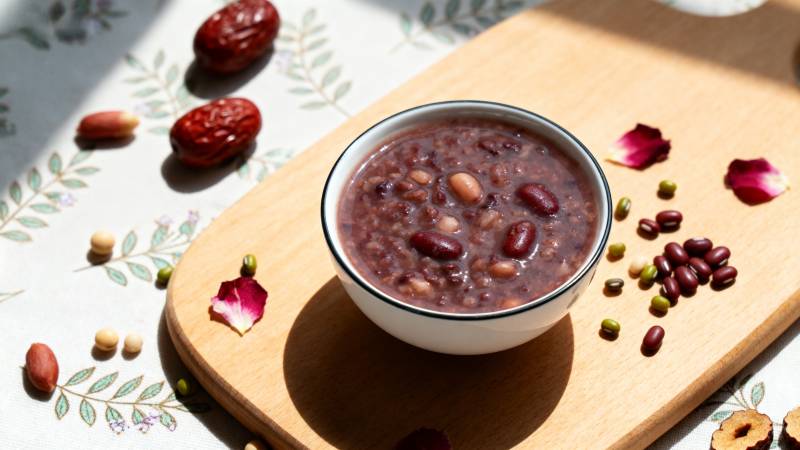 红豆粥配坚果花瓣图片