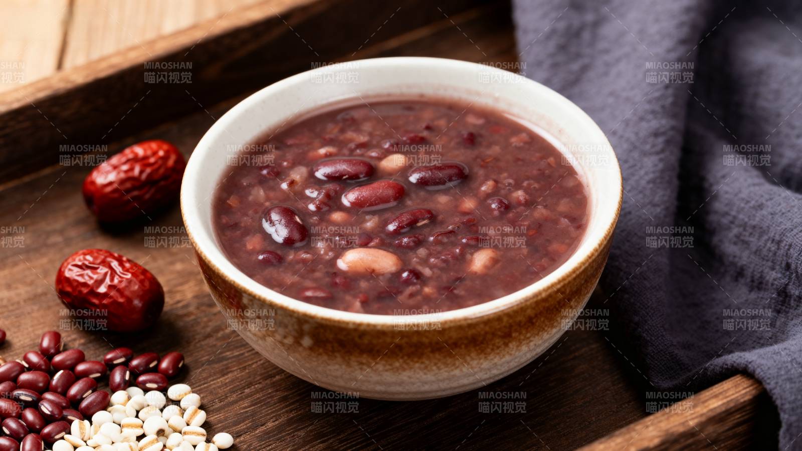 红豆粥配红枣米粒图片