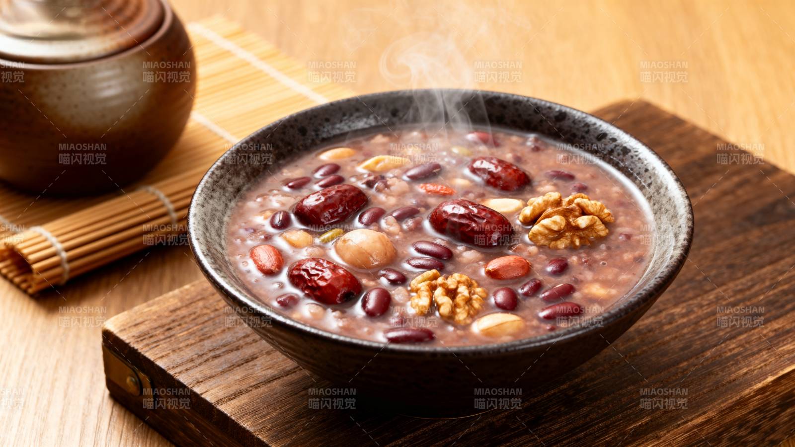 热腾腾的八宝粥图片