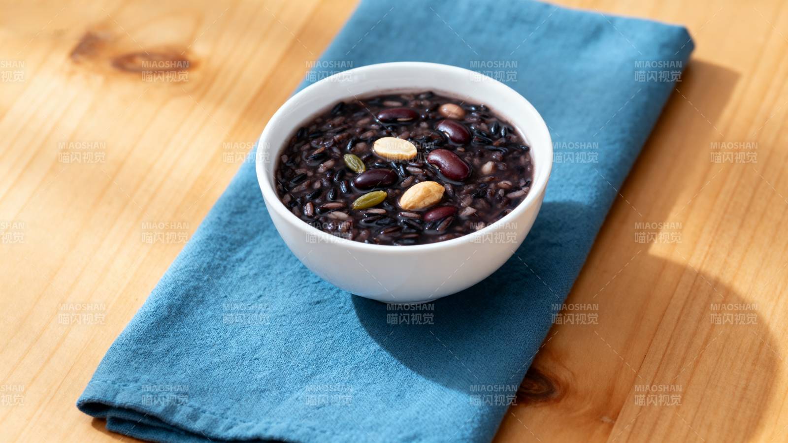 黑米粥配坚果图片