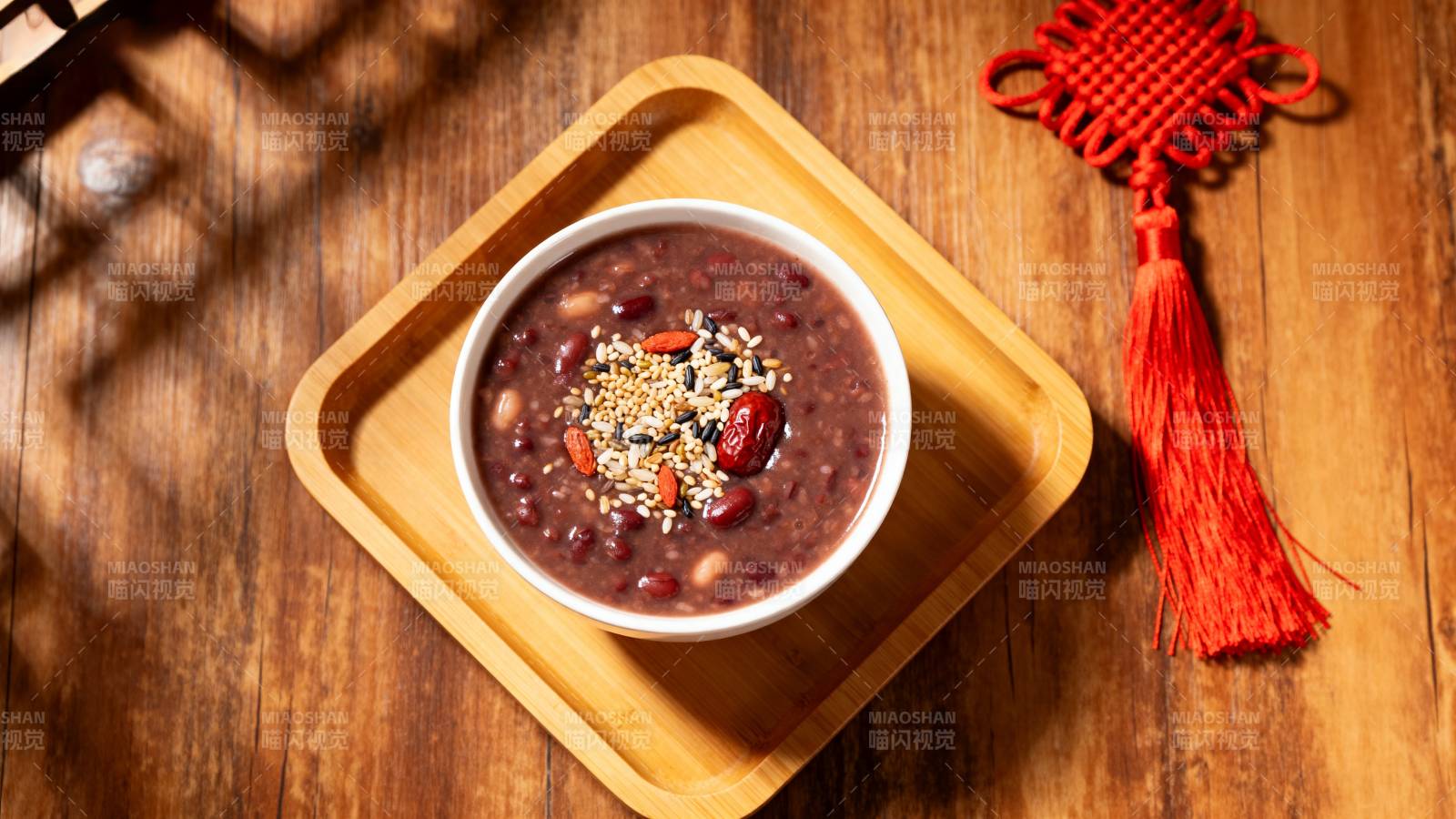腊八粥配红绳结图片