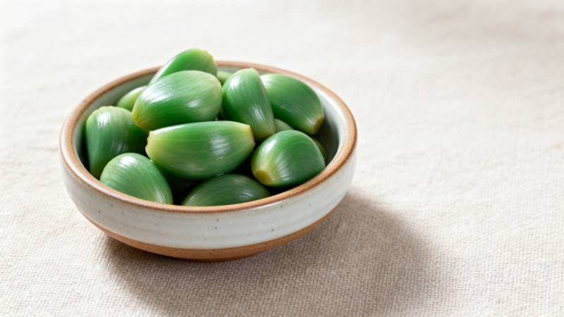 青蒜头小碗盛放图片