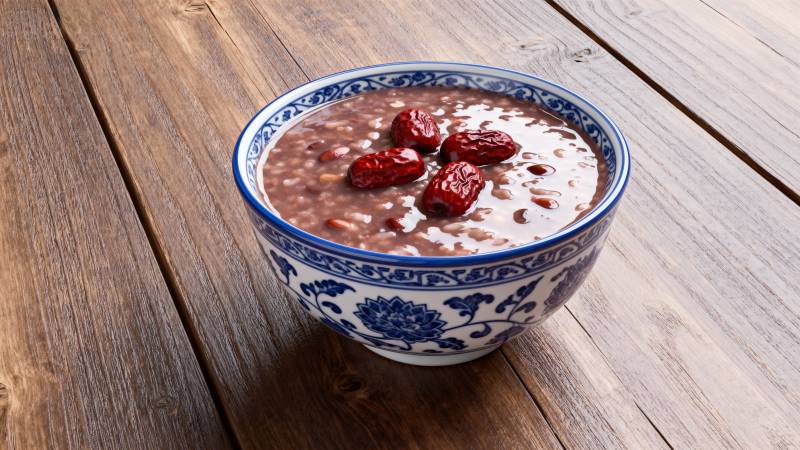 红枣粥盛于青花瓷碗图片