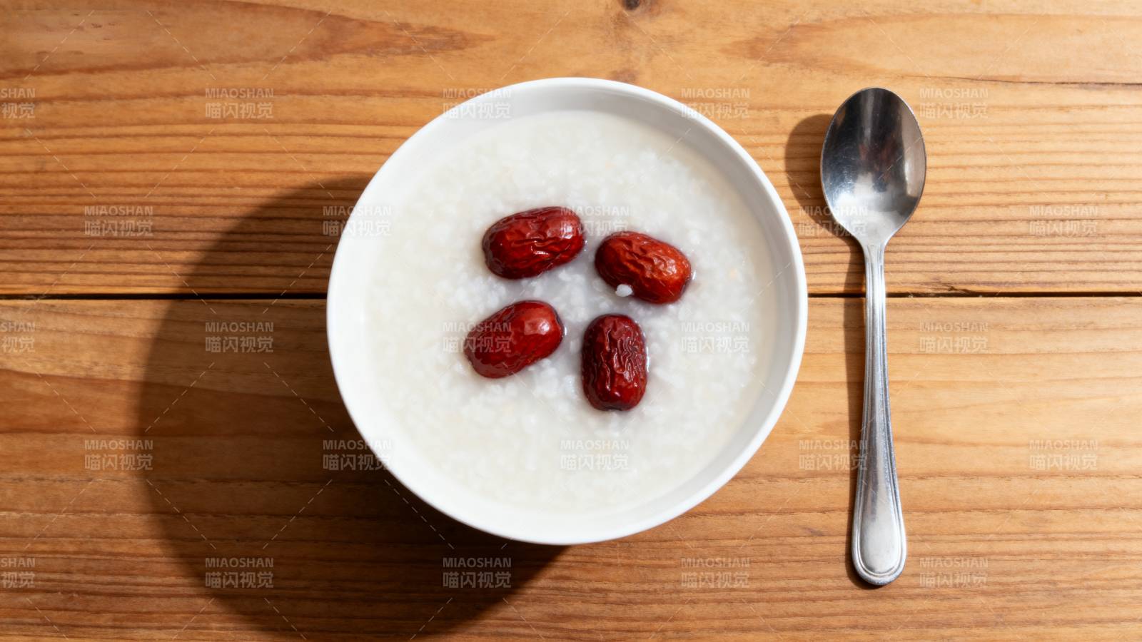 红枣粥配银勺图片