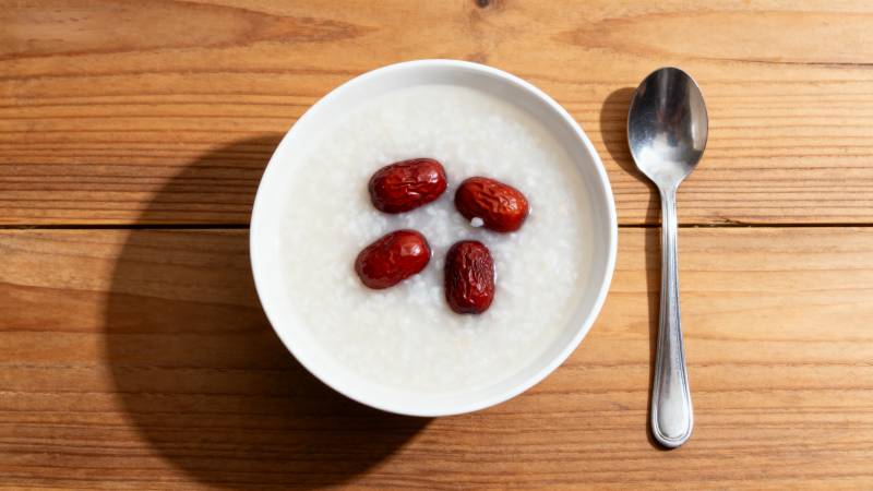 红枣粥配银勺图片