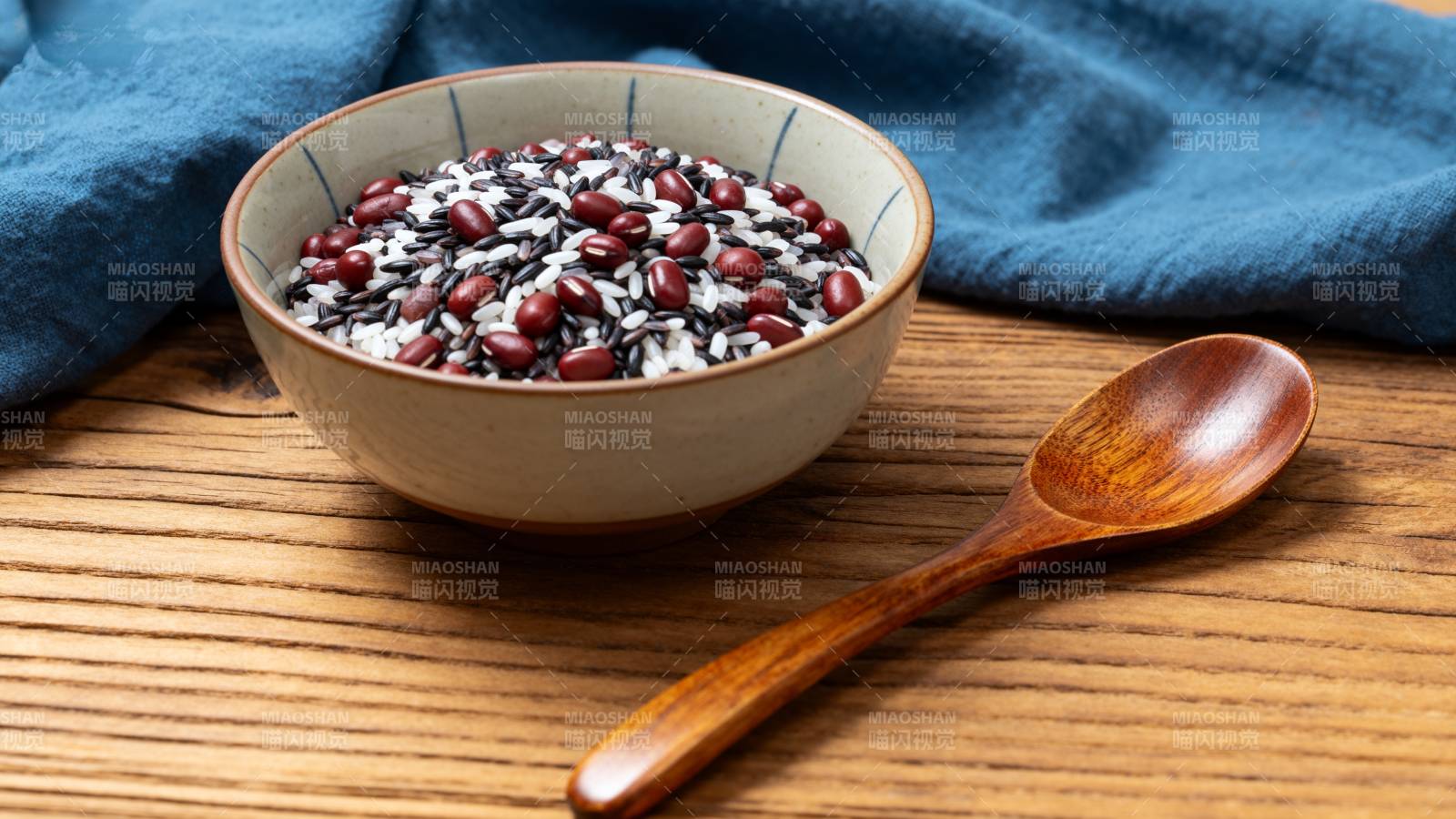 三色糙米饭图片