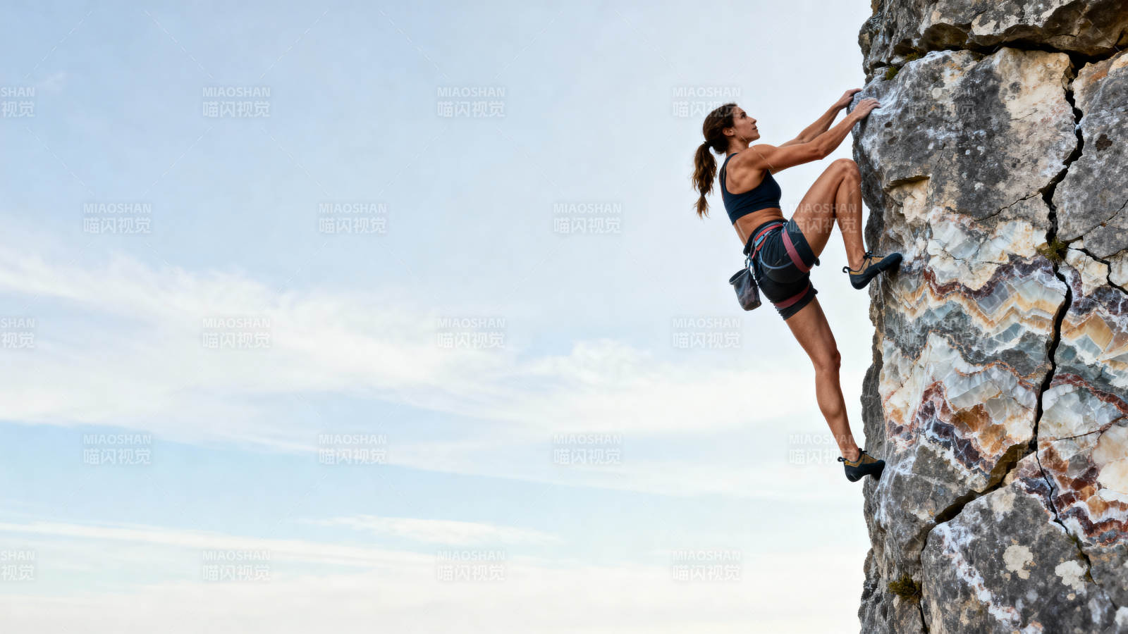 攀岩者挑战峭壁图片
