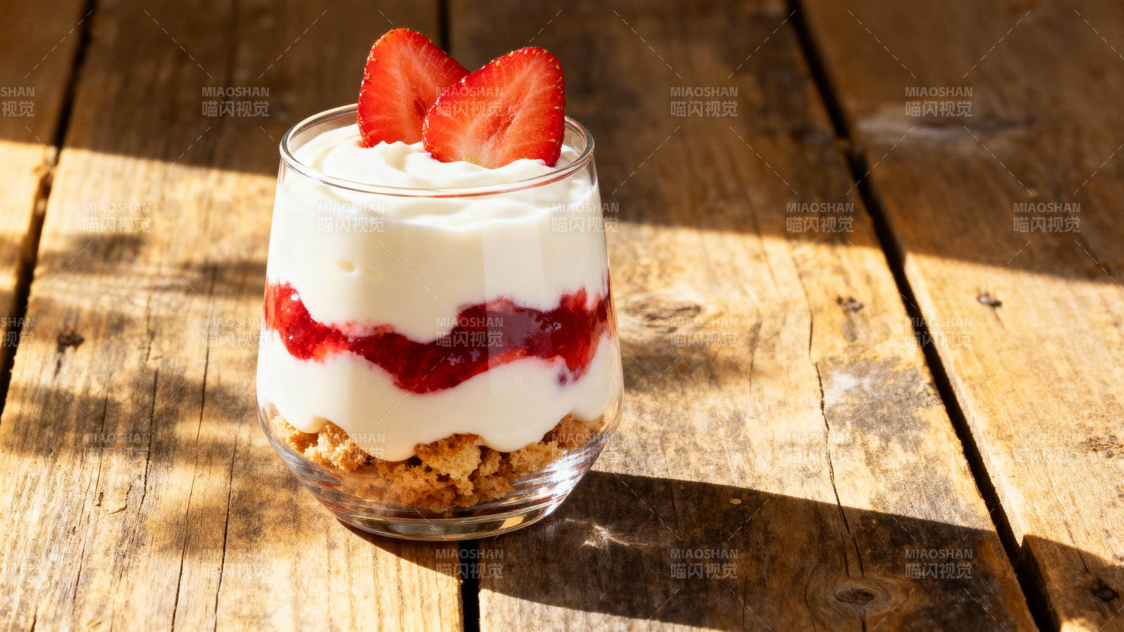 草莓酸奶杯图片