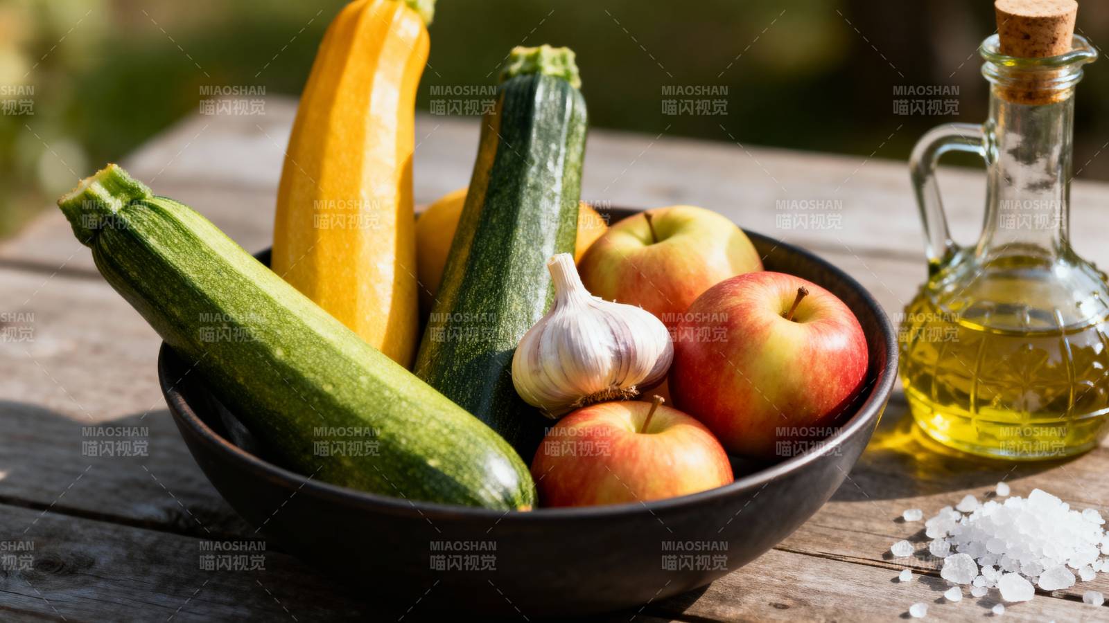 新鲜蔬果与橄榄油图片