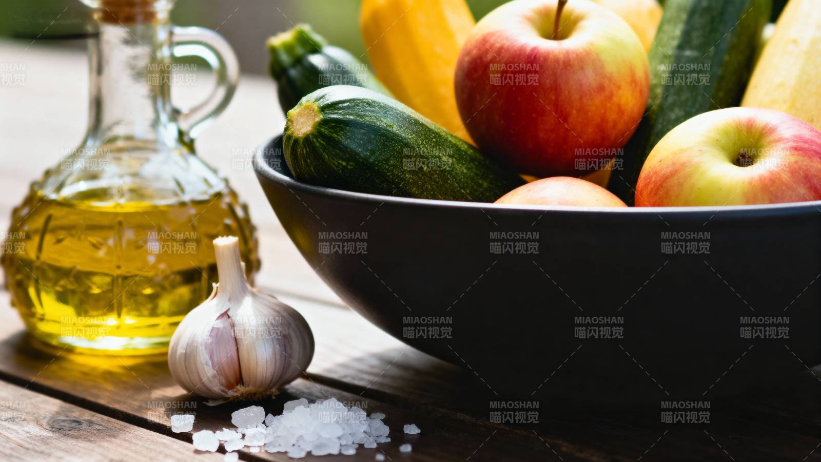 新鲜蔬果与橄榄油图片