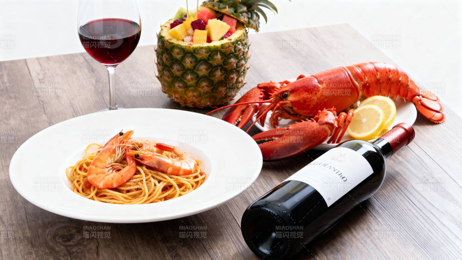 龙虾意面配红酒图片