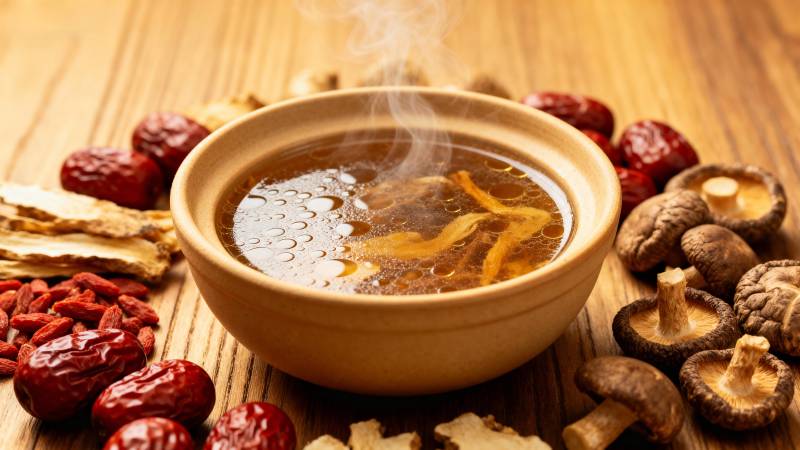 热气腾腾的养生汤配多种食材图片