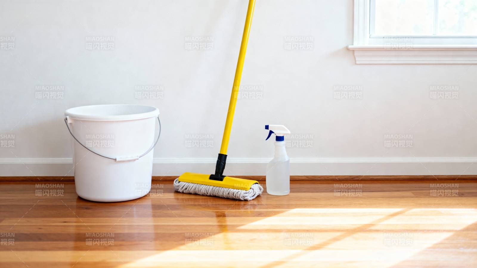 清洁工具静置地板图片