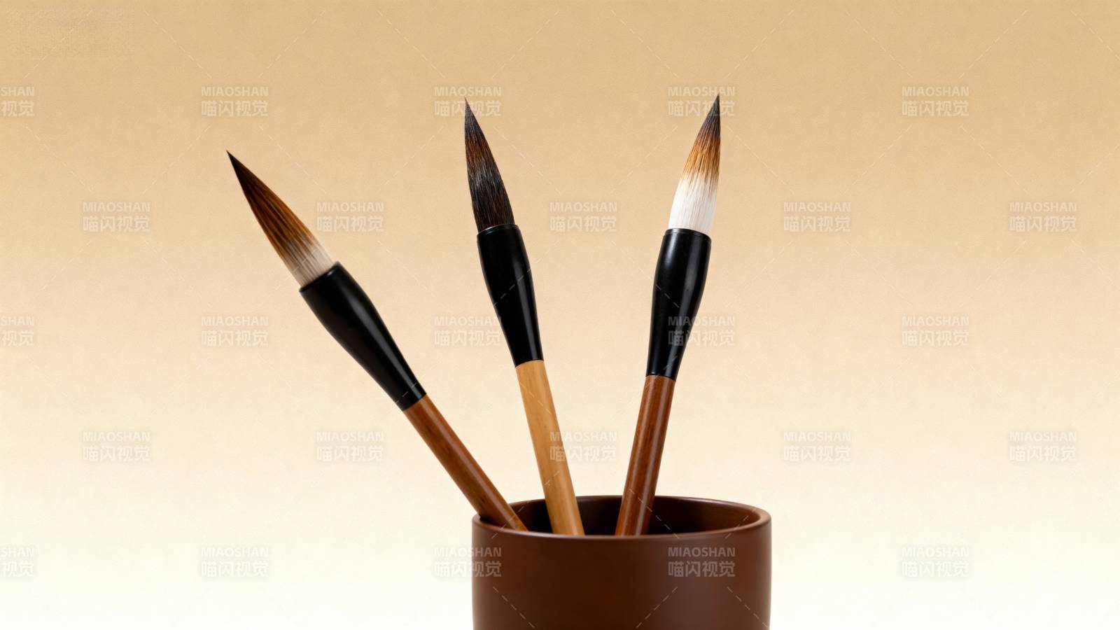 三支毛笔静立杯中图片