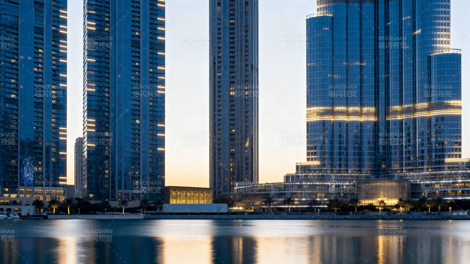 城市夜景倒影图片