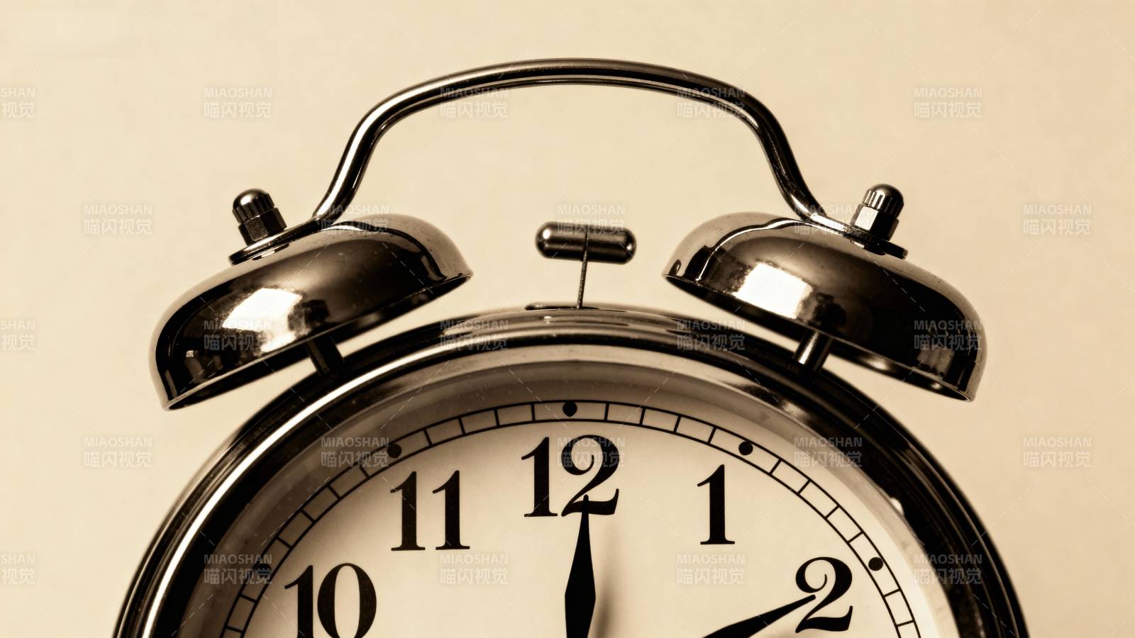 复古闹钟静谧时光图片