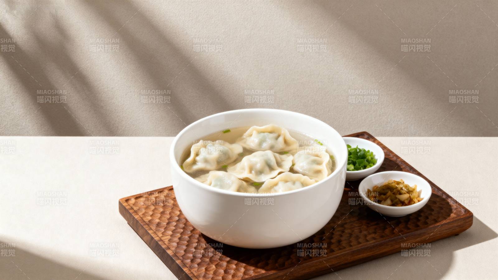 热腾腾的饺子汤图片