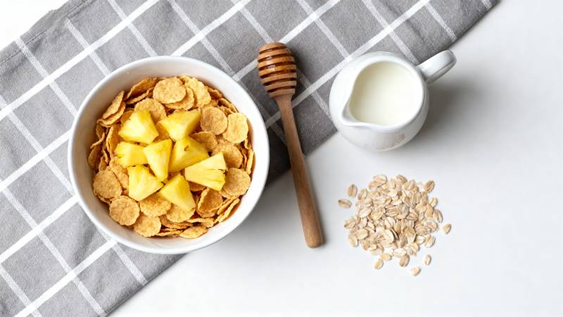 早餐麦片与水果图片