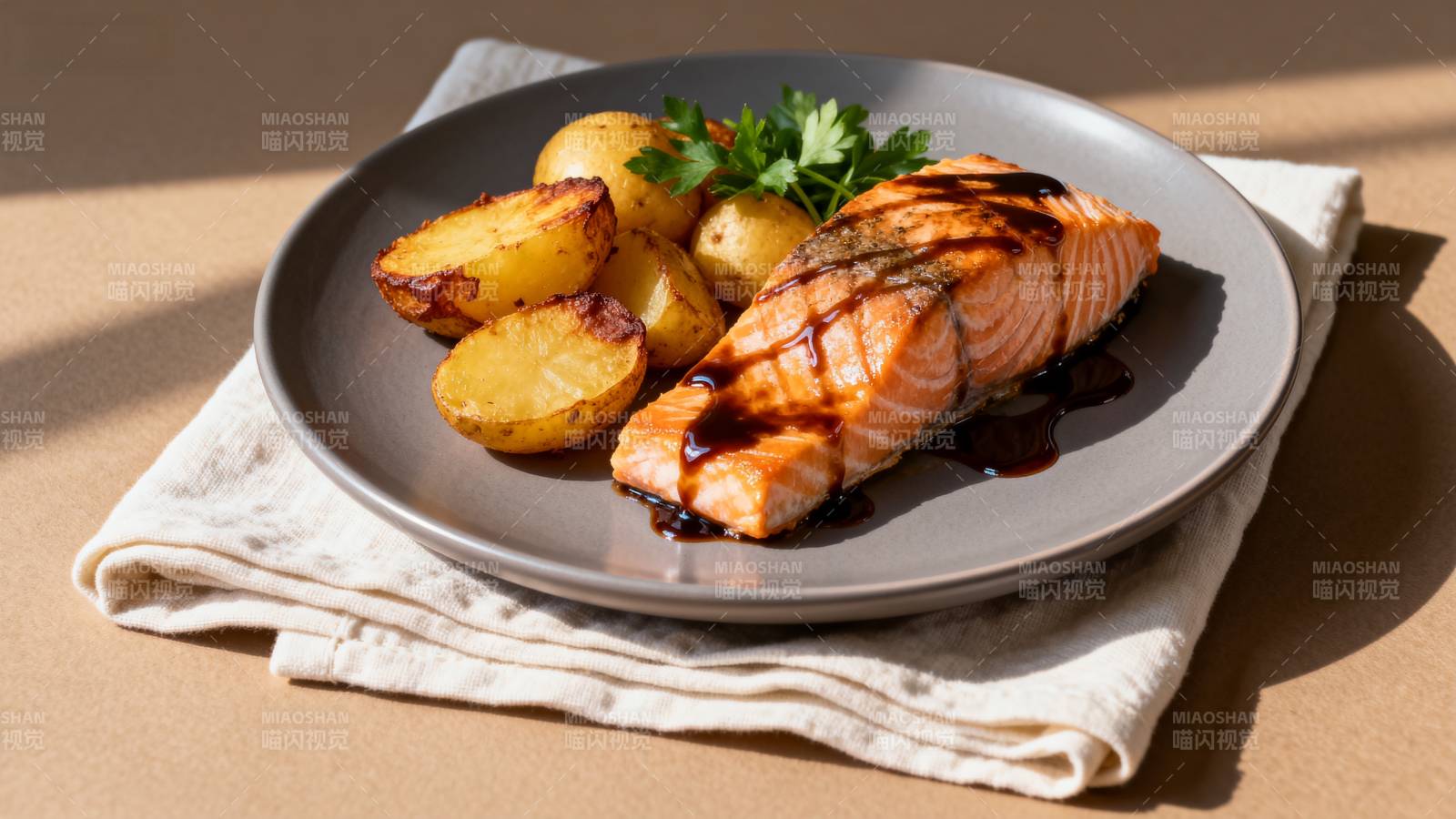 香煎三文鱼配土豆图片